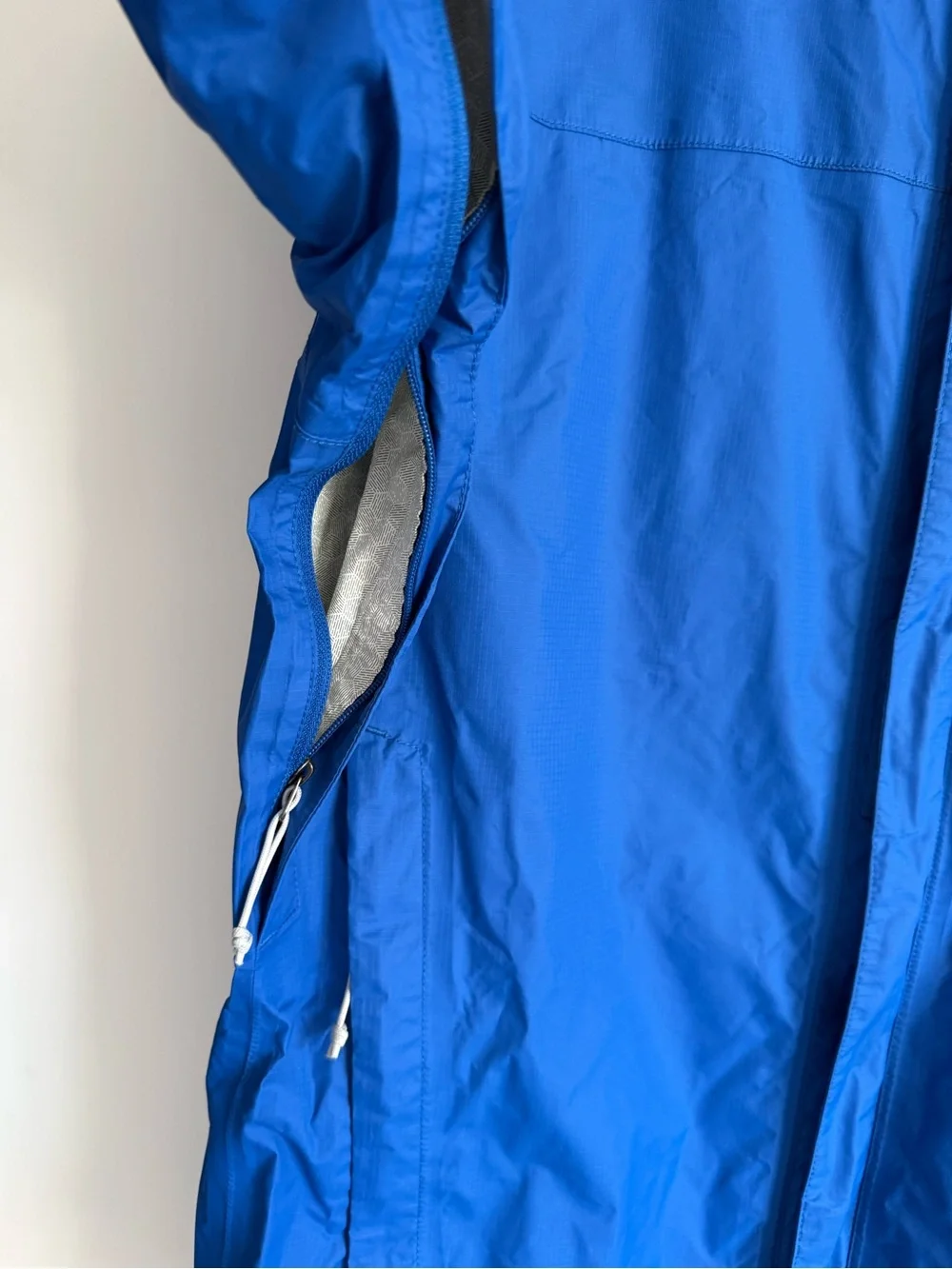 The North Face men’s blue raincoat/shell